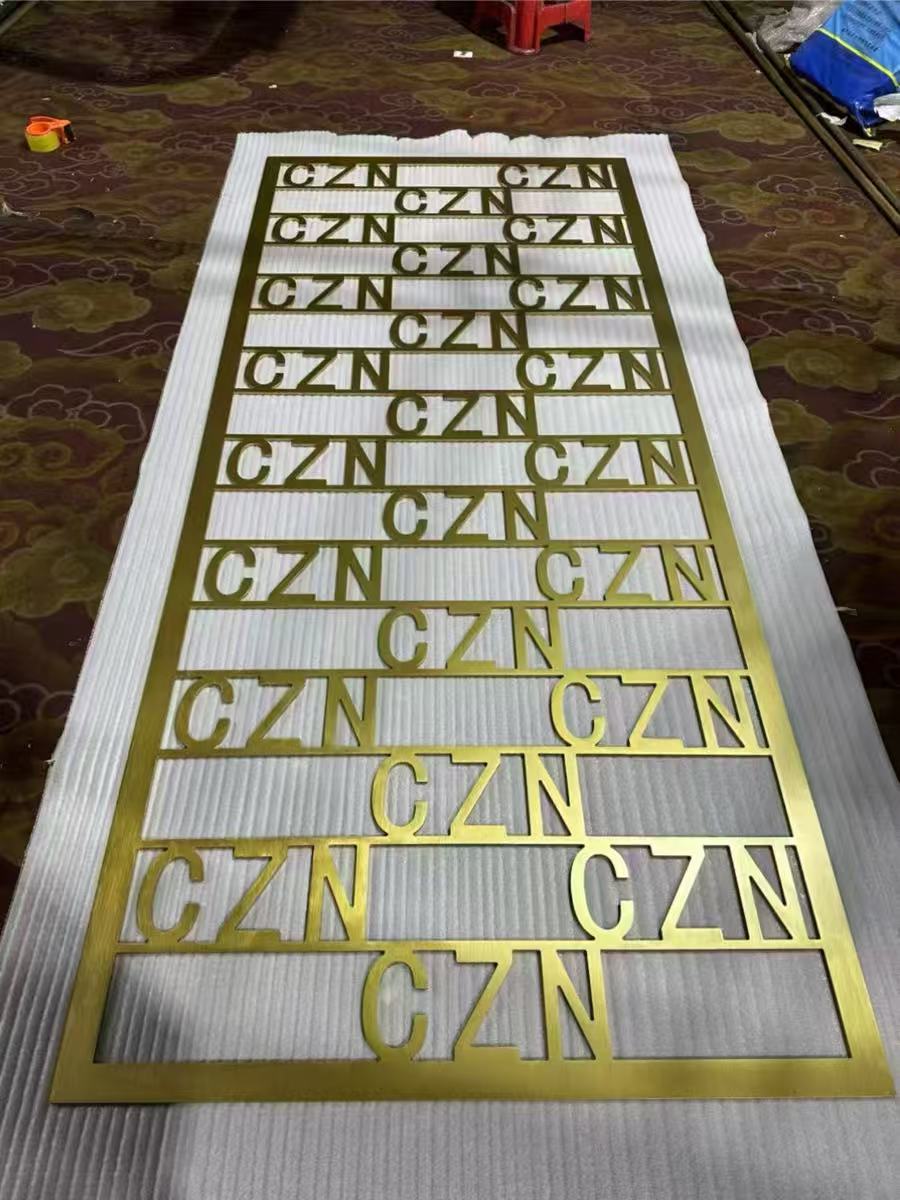 現代輕奢金屬屏風客廳玄關不銹鋼雷射鏤空字母幾何格柵隔斷藝術裝飾屏風
