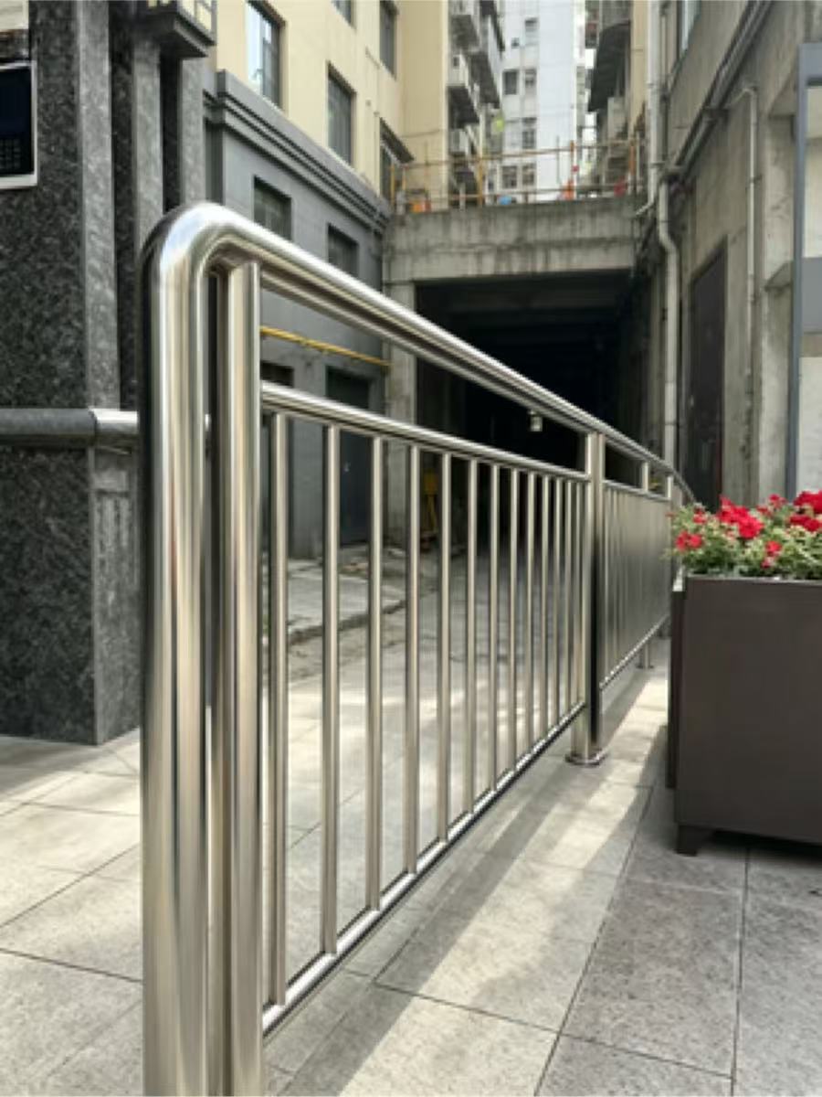 一體化彎弧圓立柱圓扶手金屬密集豎條防護欄河 戶外臨街商廈外圍公共行人通道工程定造