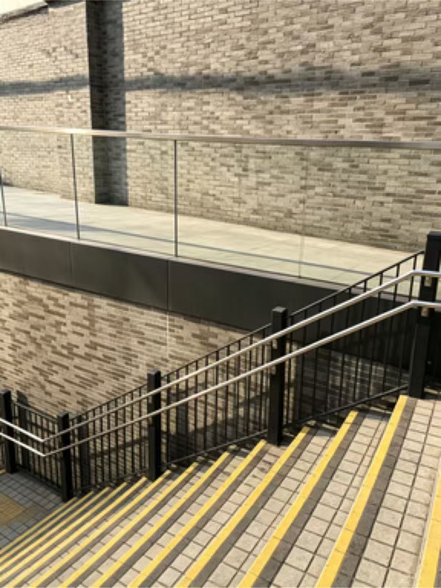 側掛靠手雙扶手密集豎條防護欄河連無立柱底槽式玻璃欄河 公共市政園林景觀平台立體通道工程定造