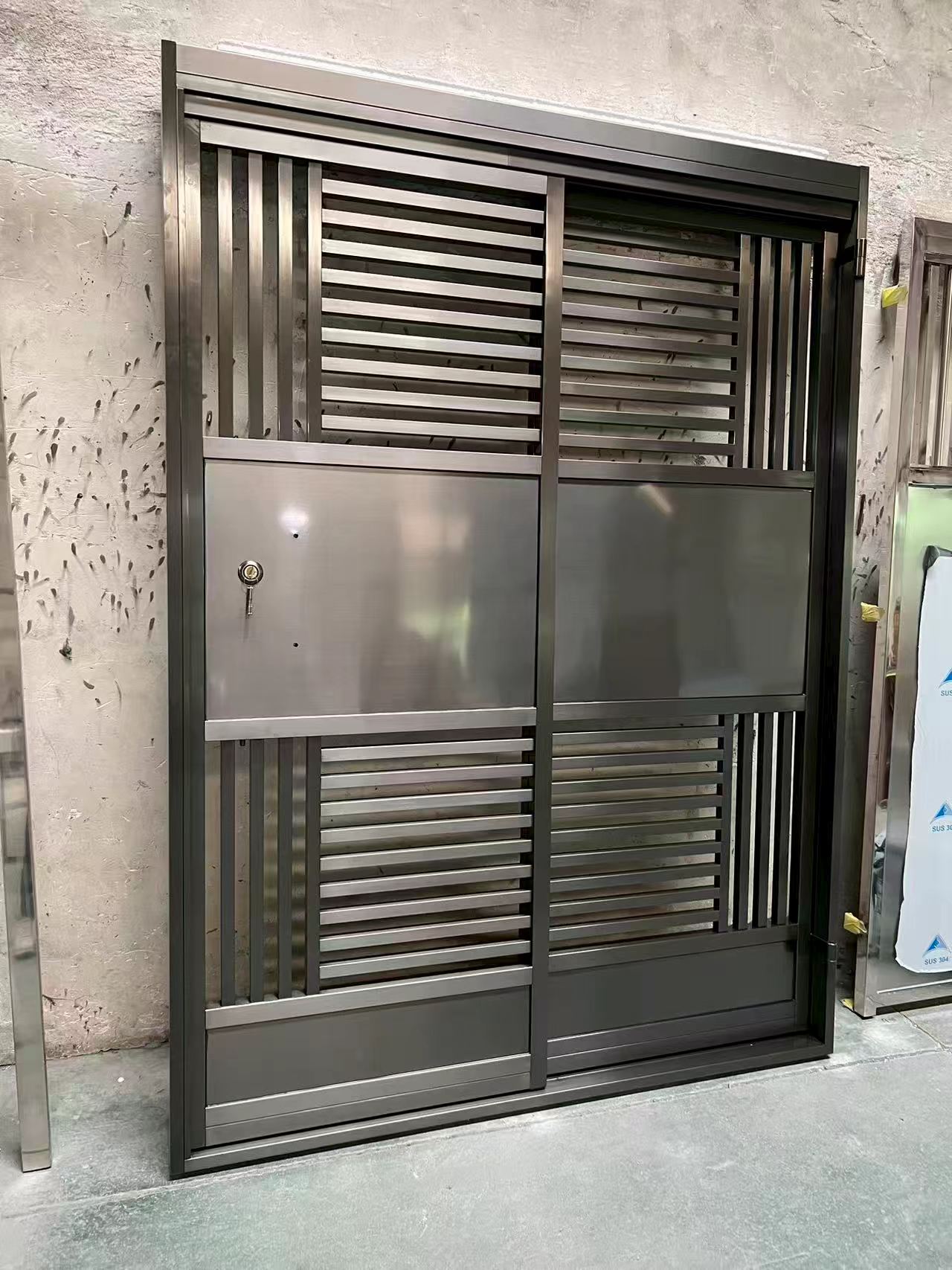 高級防盜拉絲不鏽鋼推拉大門   香港屋苑住宅金屬閘門定制