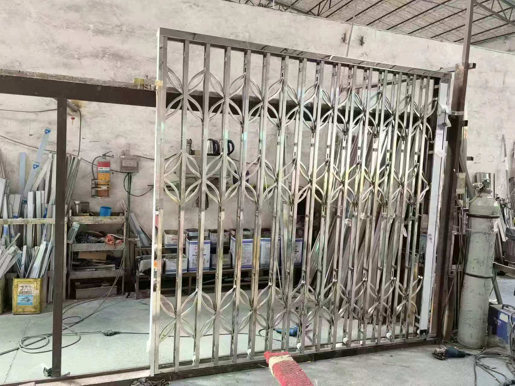 高級商舖折疊拉閘門 香港臨街地舖大廈出入口原色鏡面拉絲大跨度交叉格柵防盜伸縮大閘定制