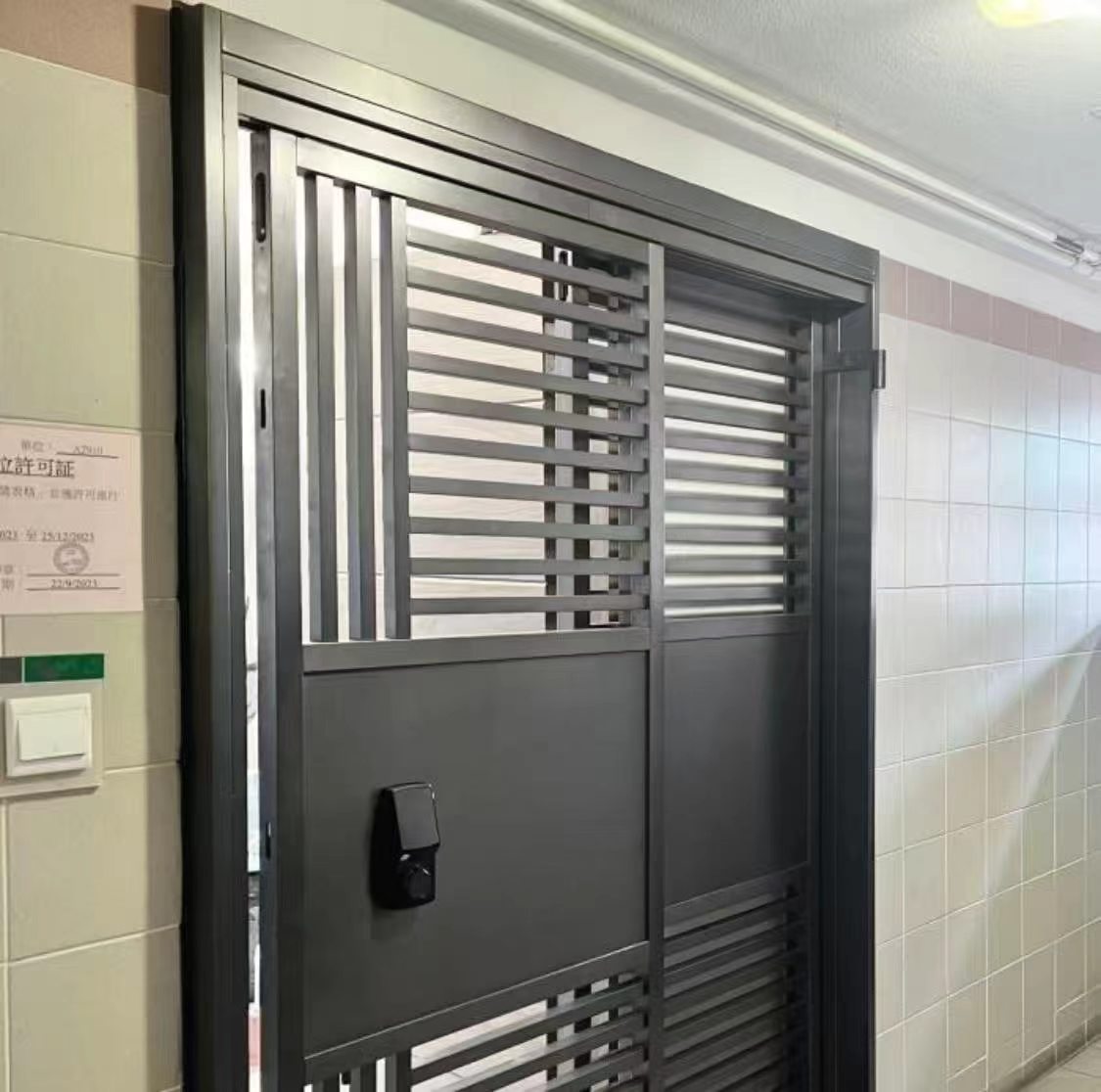 高級防盜格柵不鏽鋼閘門   香港住宅屋苑黑鈦金拉絲大門鐵閘定制
