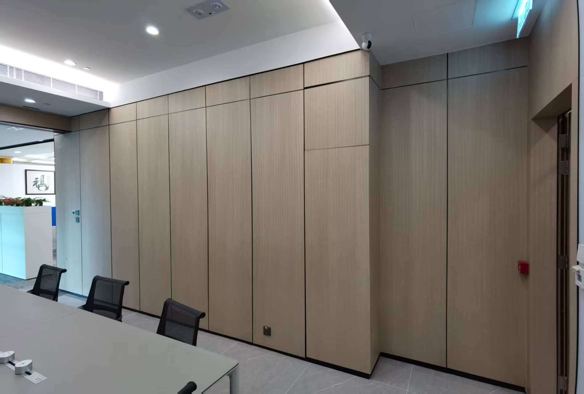 香港高級訂造傢俬辦公室會議室隔斷牆 木飾面一門到頂隱形暗門特式牆身工程