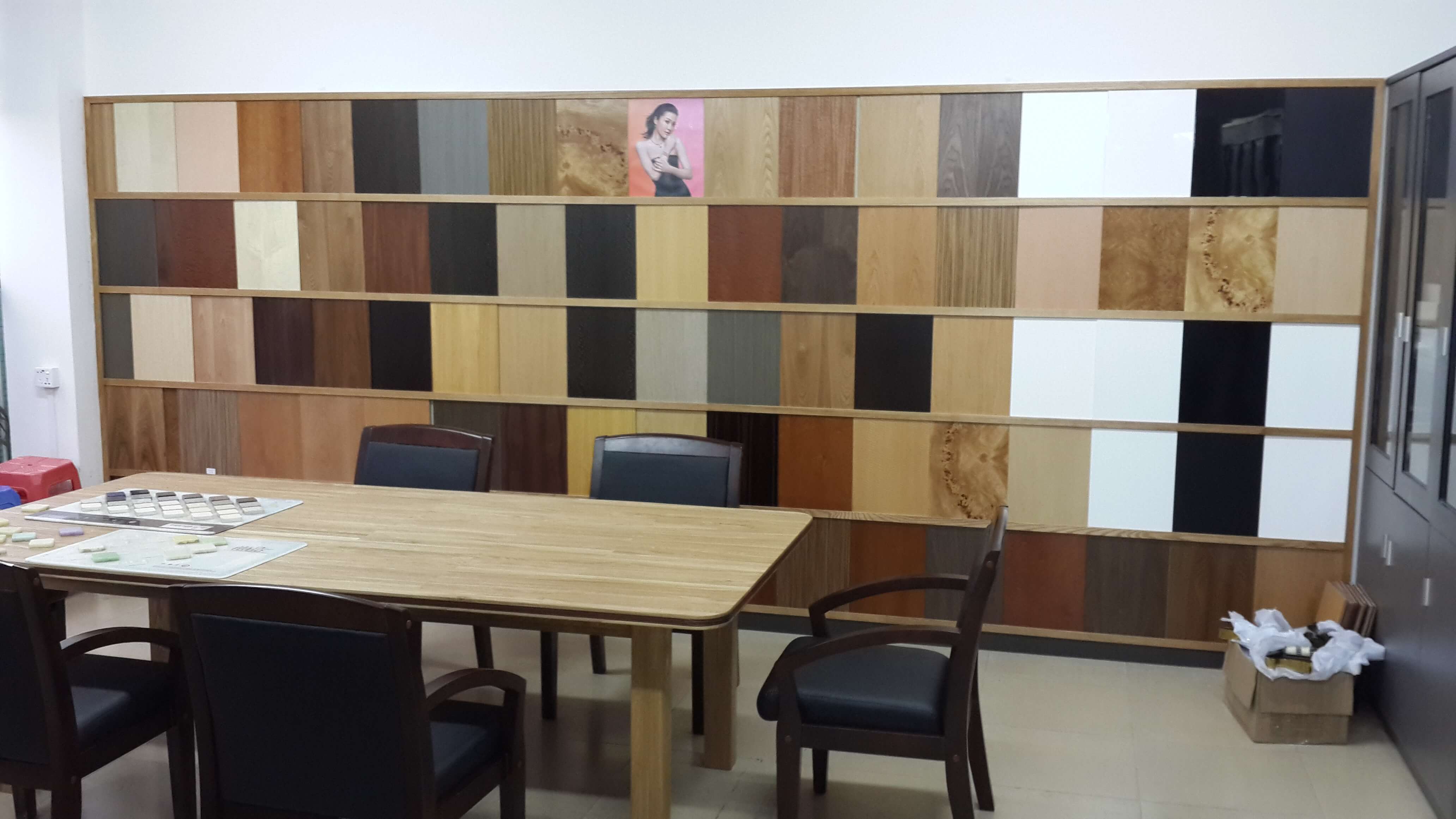 香港高級訂造傢俬木飾面板材色卡樣辦牆 辦公室展廳多格物料陳列架間隔牆身工程